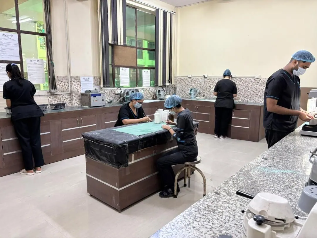 Clinical laboratory, Postgraduate section (MDS), Department of Prosthodontics and Crown & Bridge, Inderprastha Dental College