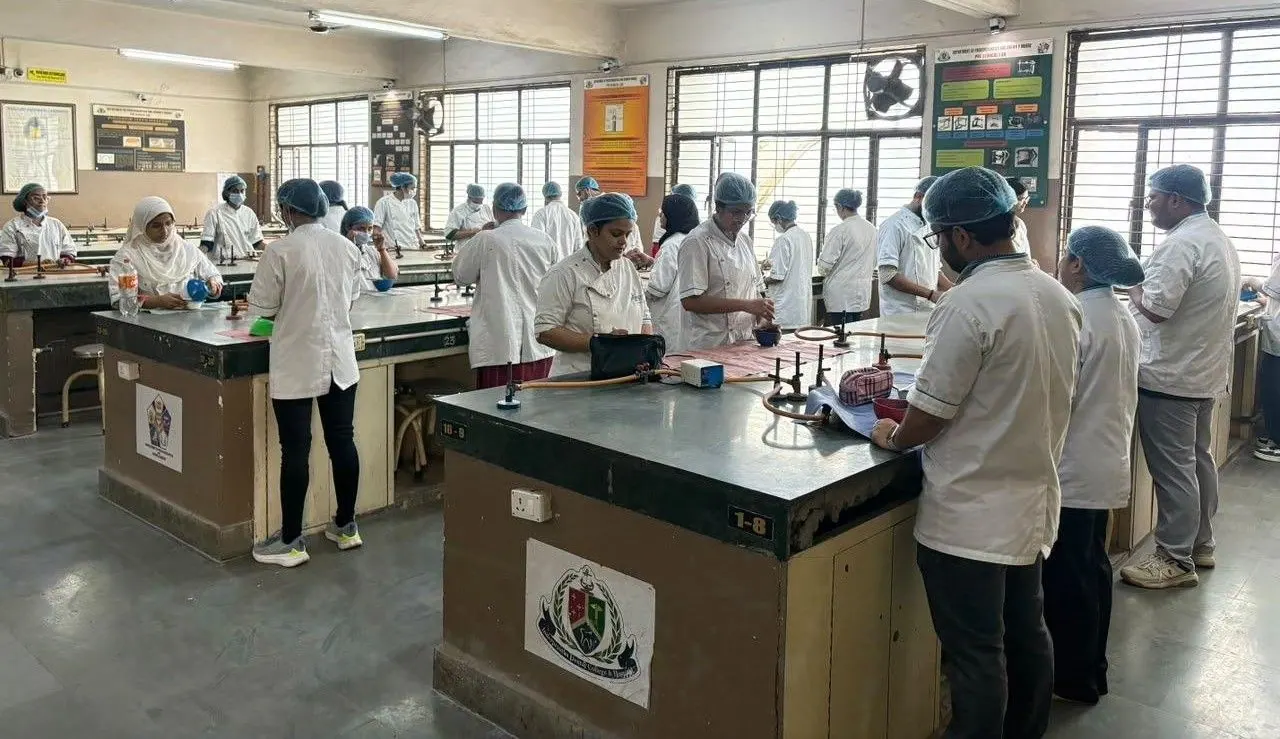 Pre-clinical prosthodontic laboratory, Undergraduate section (BDS), Department of Prosthodontics and Crown & Bridge, Inderprastha Dental College